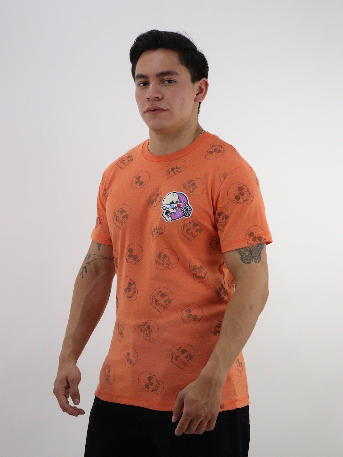 Playera manga corta con gráfico de cráneos