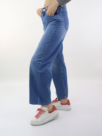 Jeans mom wide de color azul medio