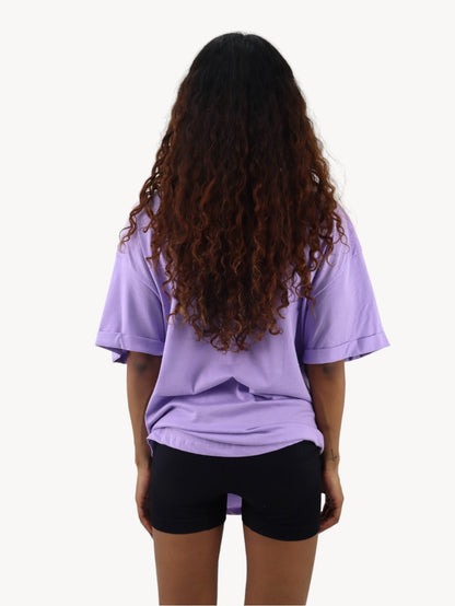 Playera oversize de color lila con estampado