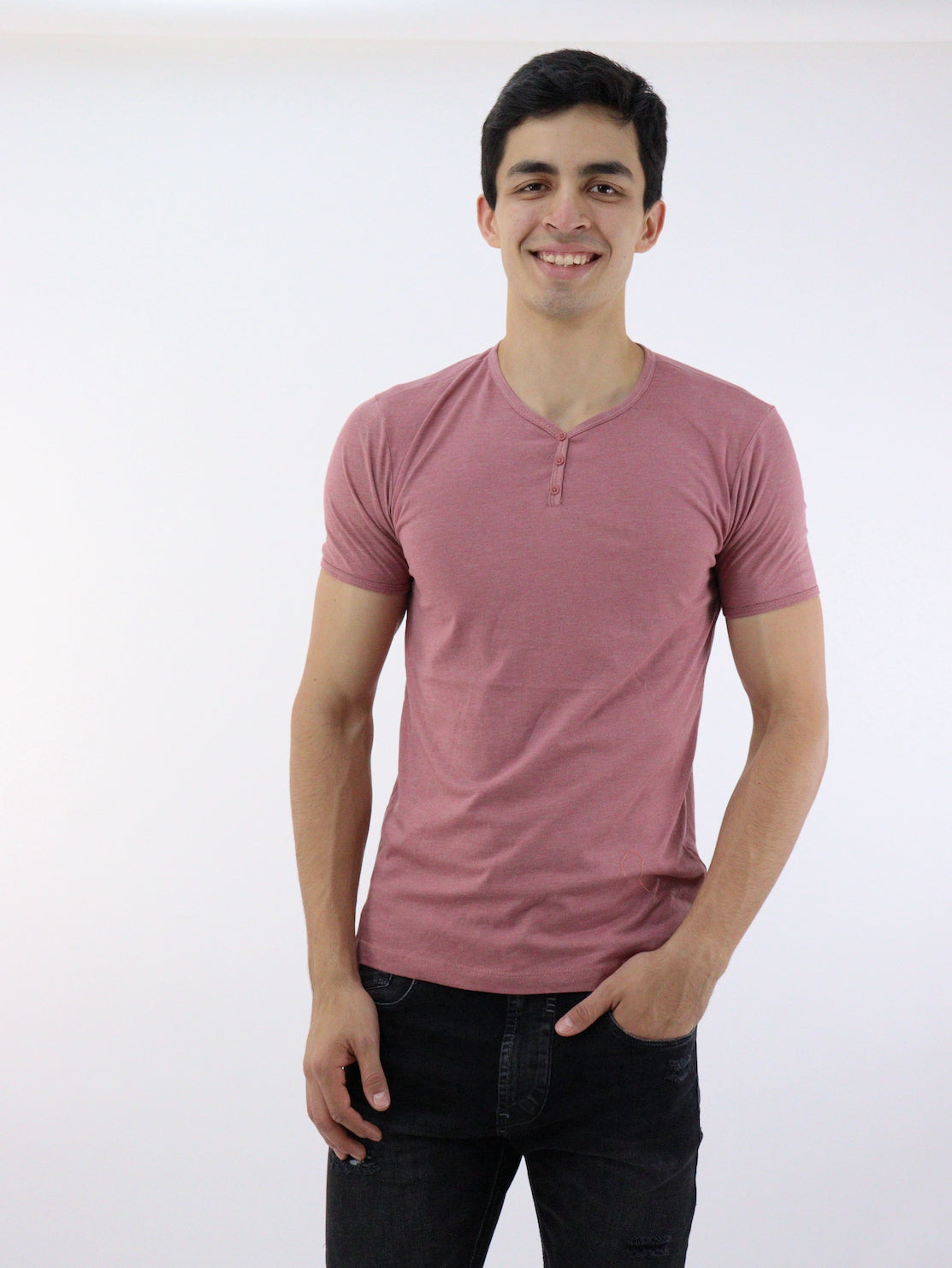 Playera manga corta de color rosa palo con cuello V – COMFORT JEANS