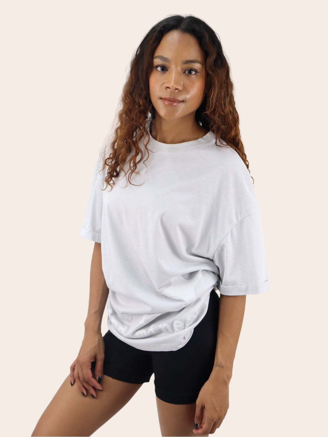 Playera oversize de color gris con estampado