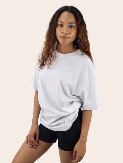 Playera oversize de color gris con estampado
