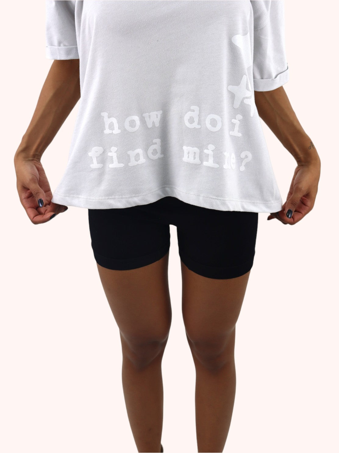 Playera oversize de color gris con estampado