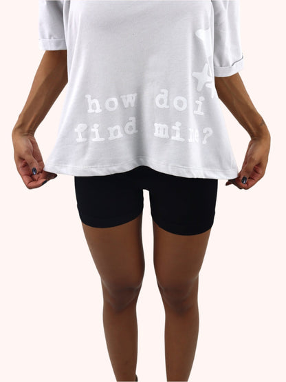 Playera oversize de color gris con estampado
