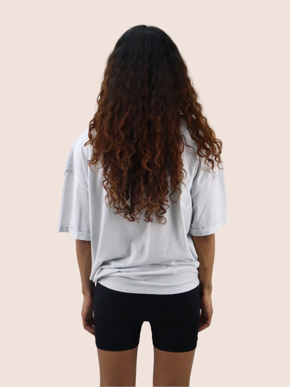 Playera oversize de color gris con estampado