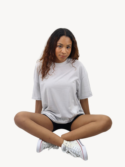 Playera oversize de color gris con estampado