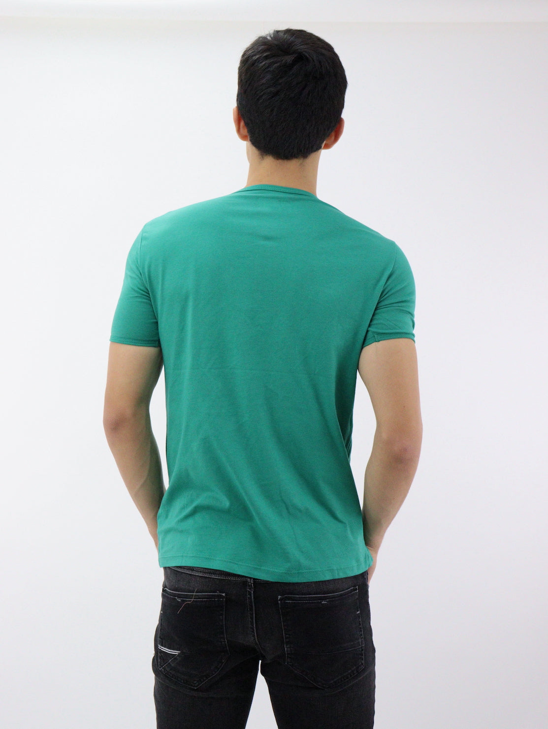 Playera manga corta de color verde con cuello V