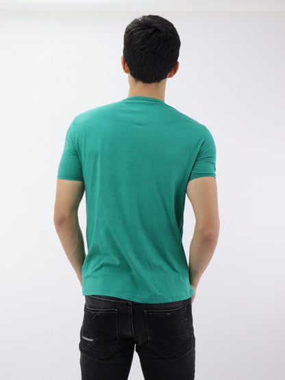 Playera manga corta de color verde con cuello V
