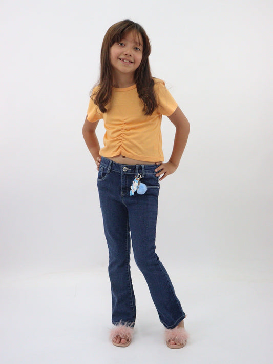 Jeans acampanado con colgante decorativo