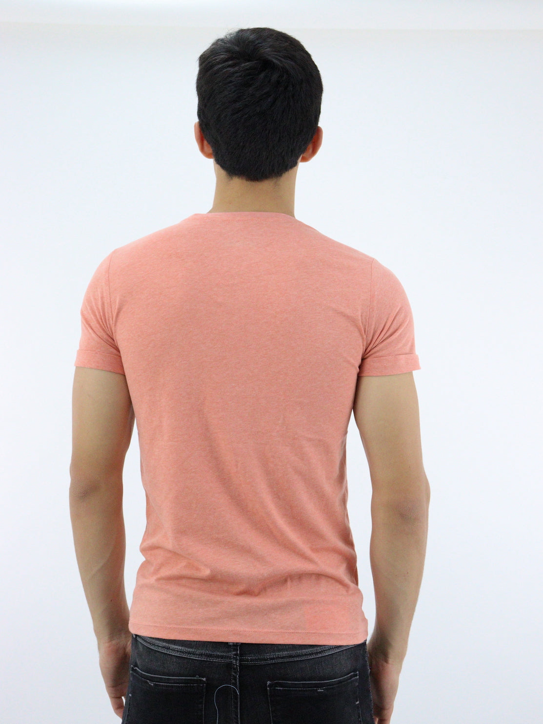 Playera manga corta de color melocotón con cuello V