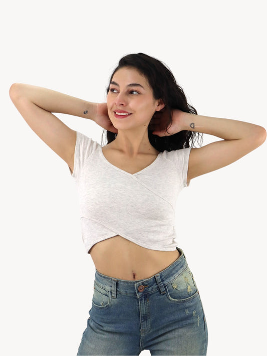 Playera de cuello cruzado de color beige jaspe