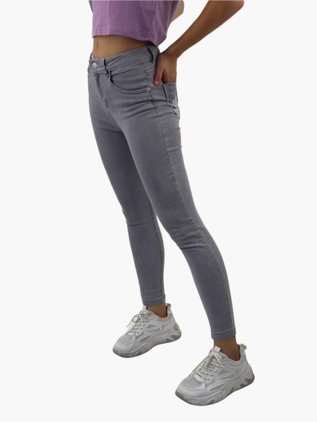 Jeans skinny tiro alto de color gris