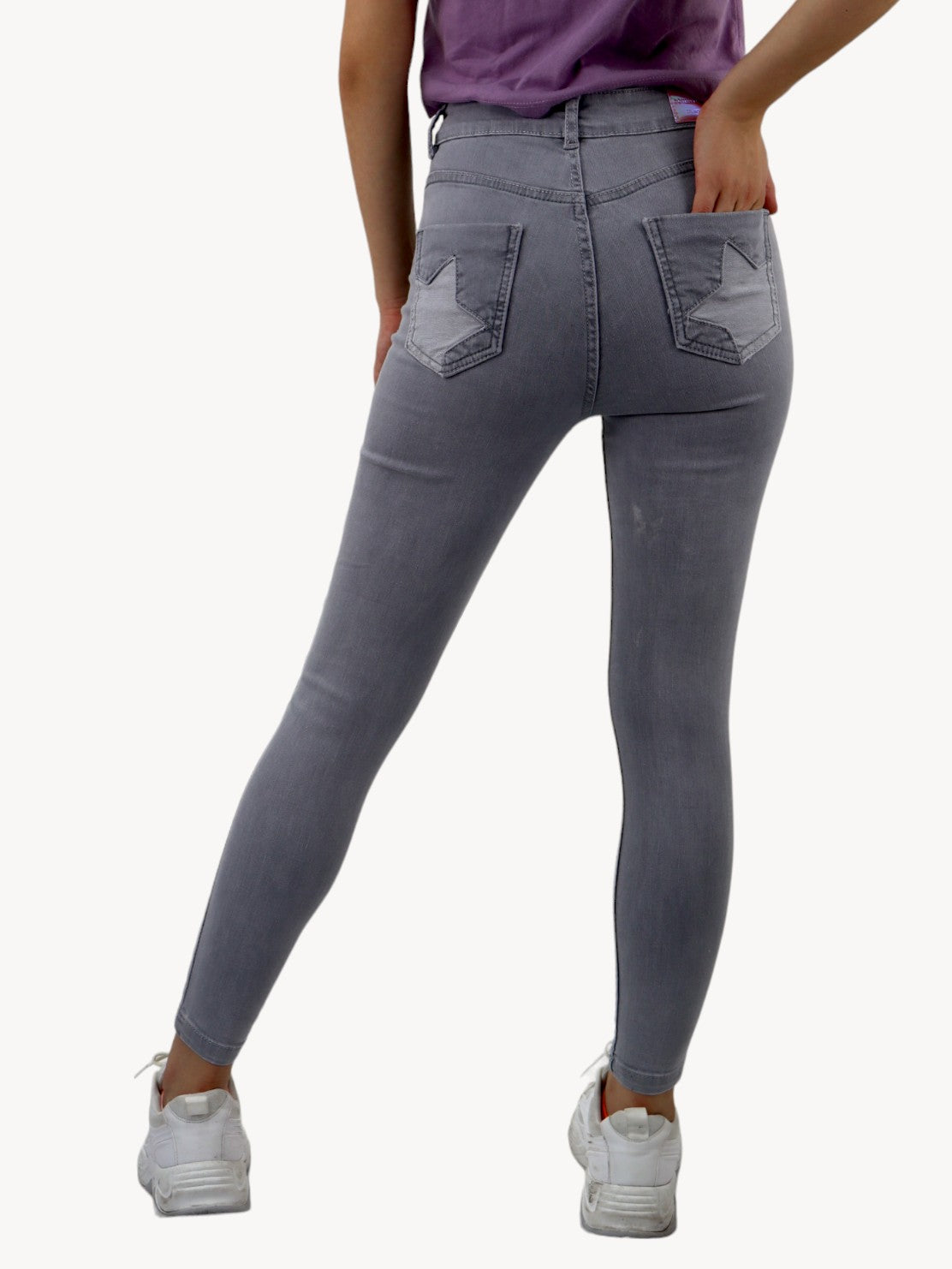 Jeans skinny tiro alto de color gris