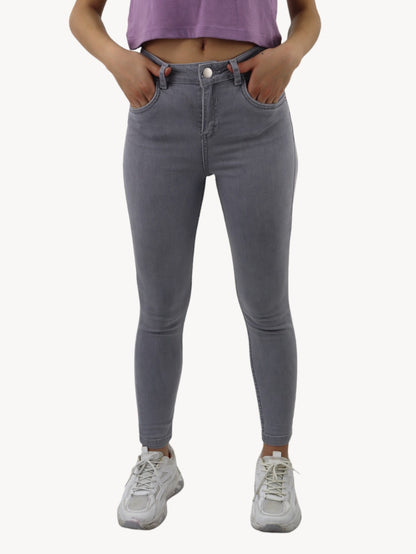 Jeans skinny tiro alto de color gris