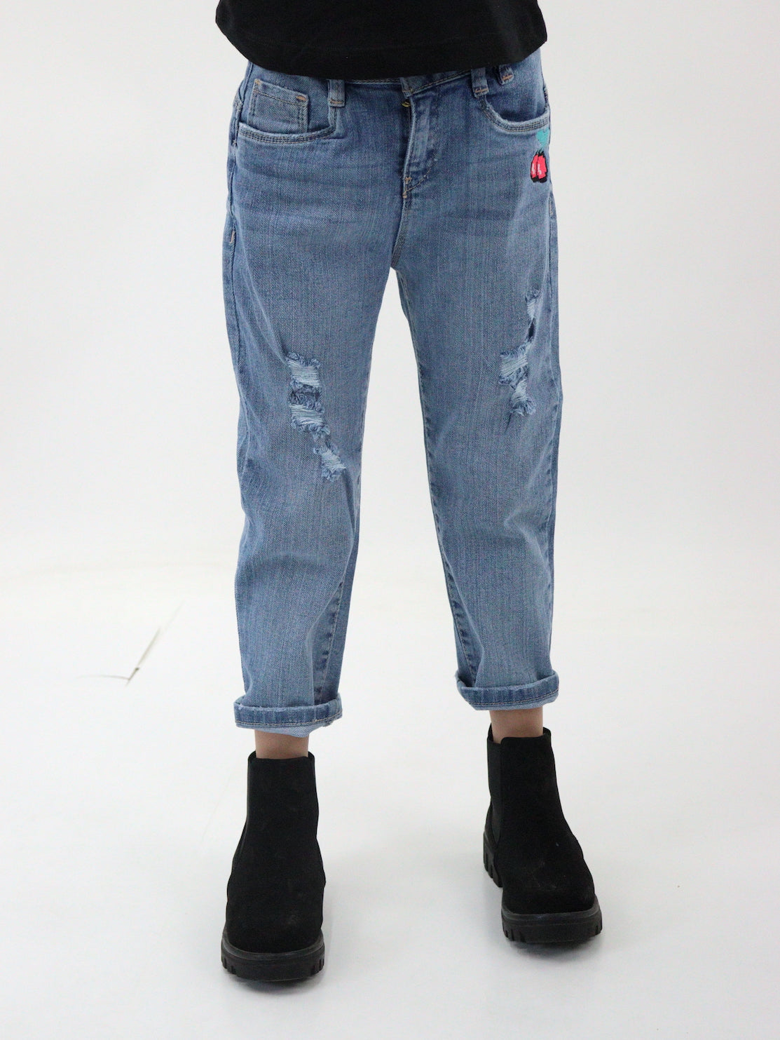 Jeans mom clasic de color azul medio con bordado