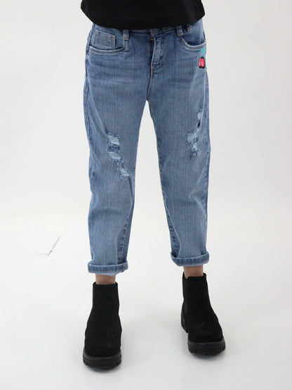 Jeans mom clasic de color azul medio con bordado
