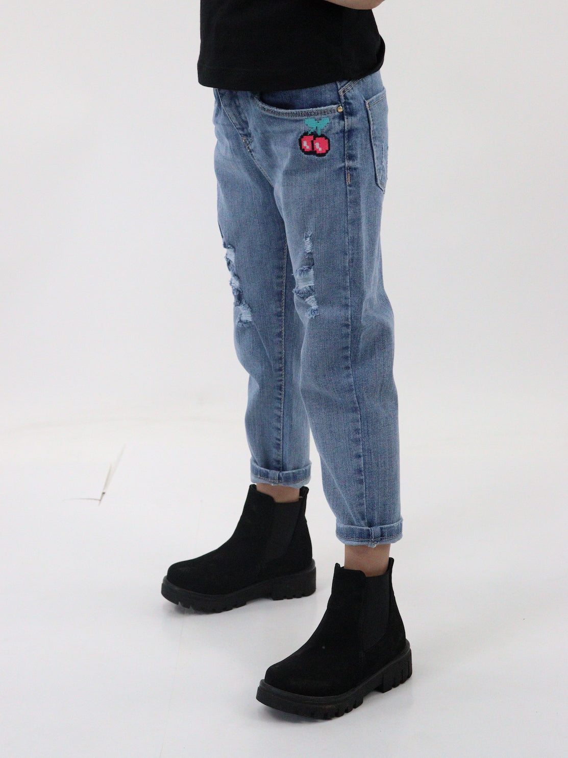 Jeans mom clasic de color azul medio con bordado