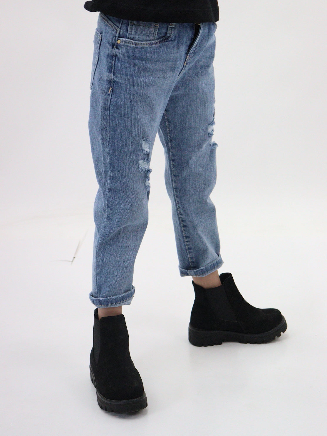 Jeans mom clasic de color azul medio con bordado