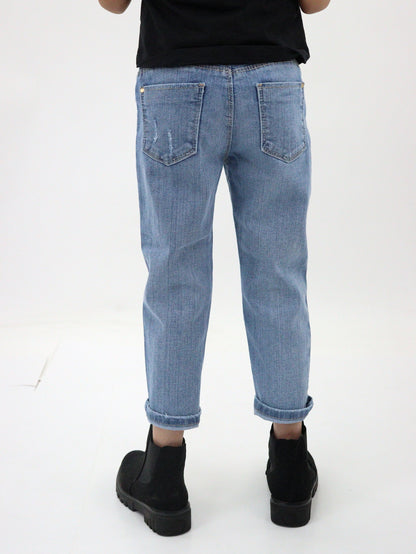 Jeans mom clasic de color azul medio con bordado
