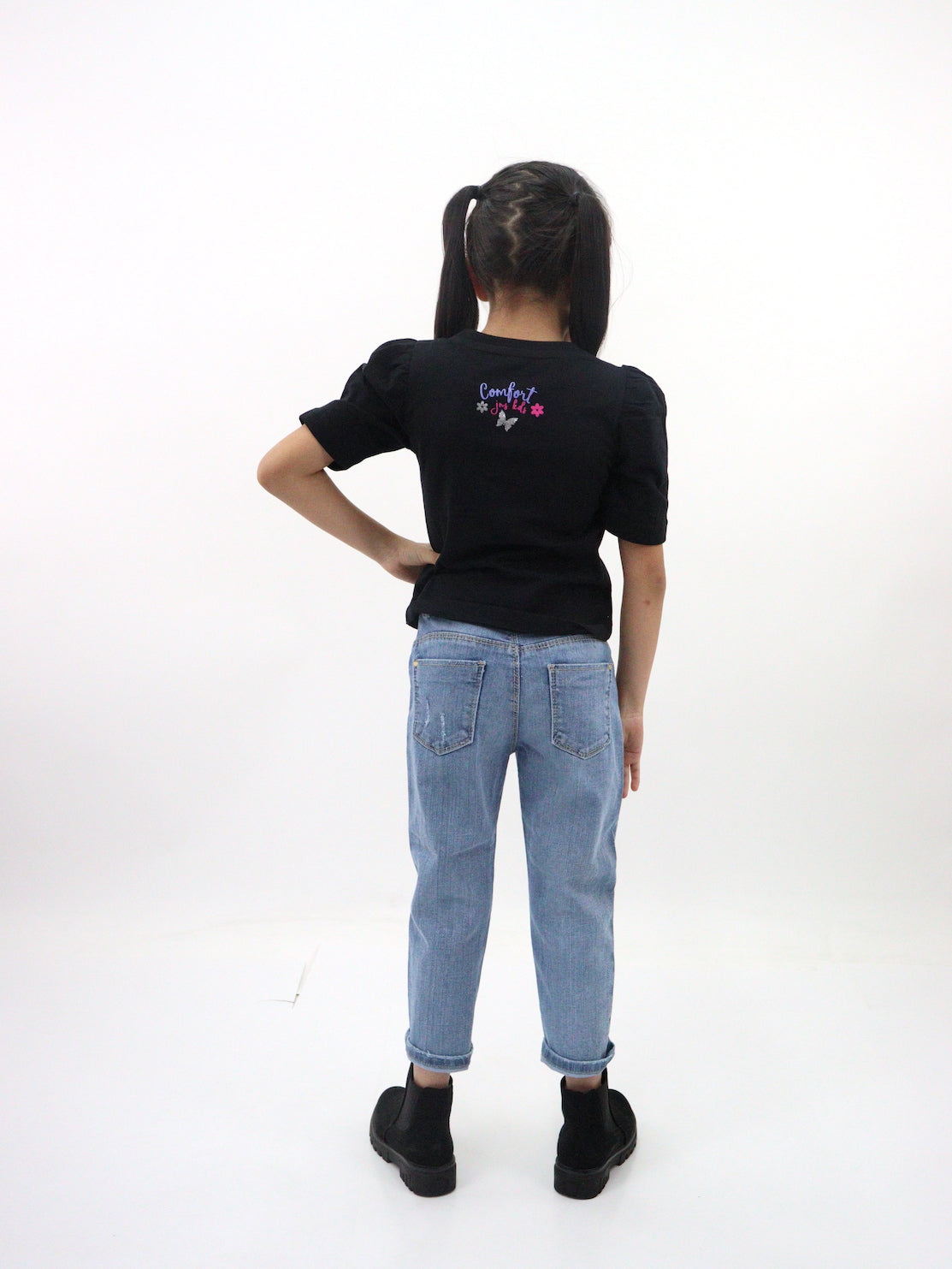 Jeans mom clasic de color azul medio con bordado