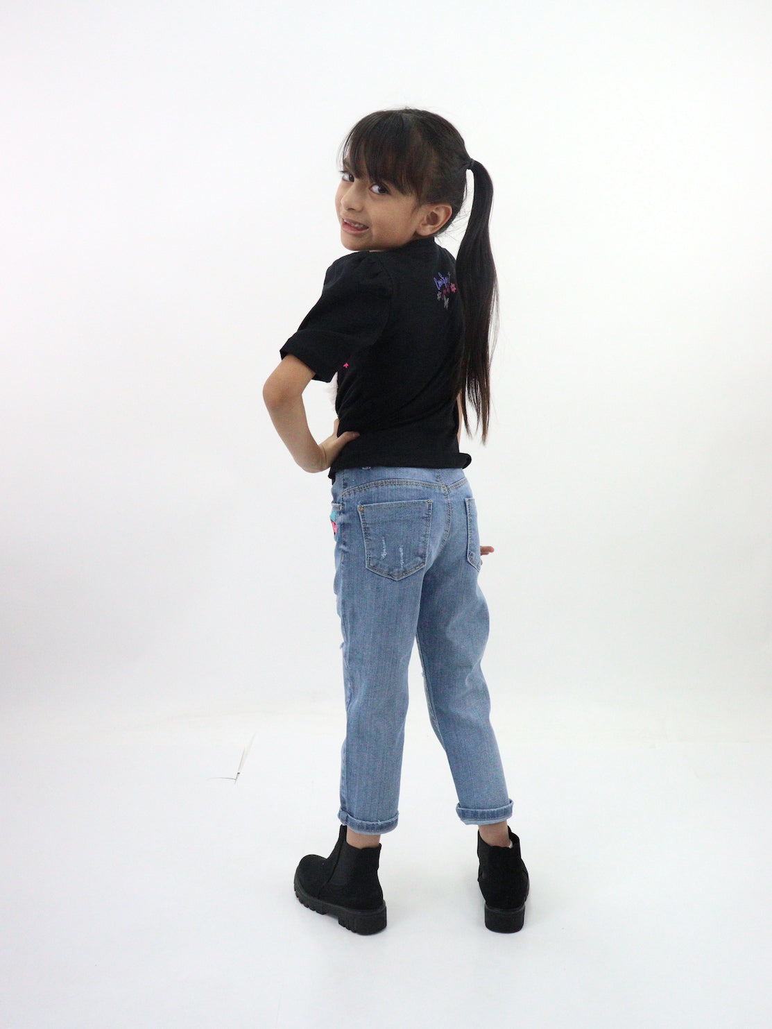 Jeans mom clasic de color azul medio con bordado