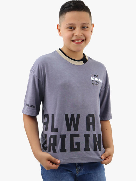 Playera oversize manga corta de color gris con estampado