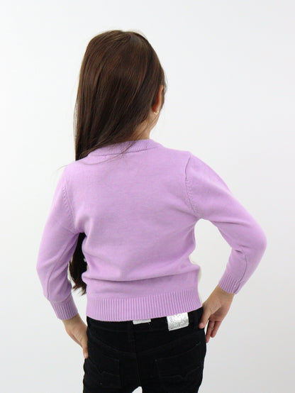 Suéter con botones de color lila con detalle de flor en bolsa