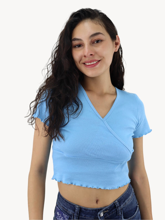 Playera crop cruzada manga corta con cuello V