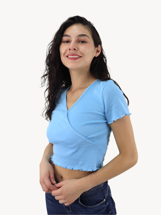 Playera crop cruzada manga corta con cuello V