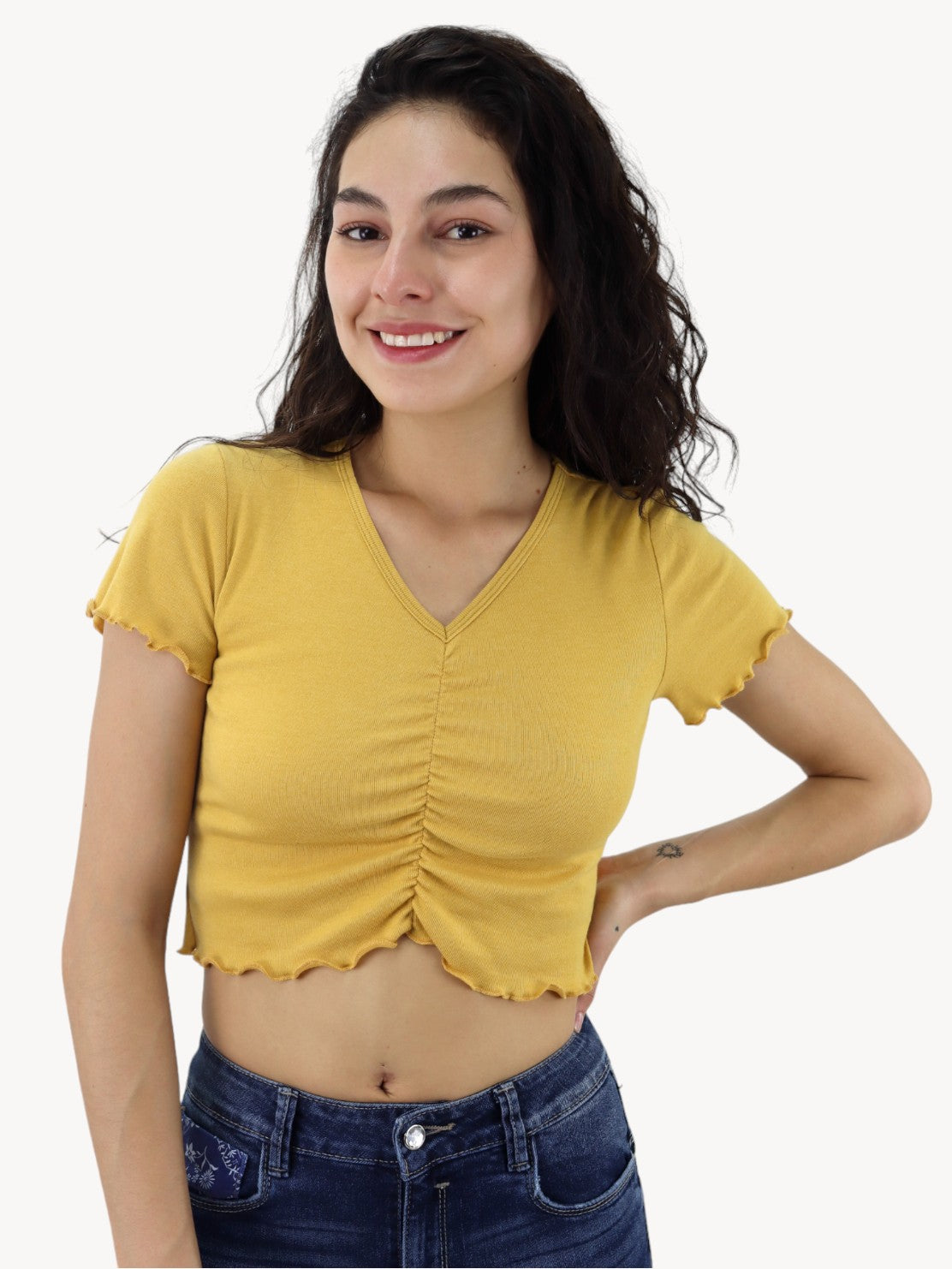 Playera fruncida de color amarillo mostaza