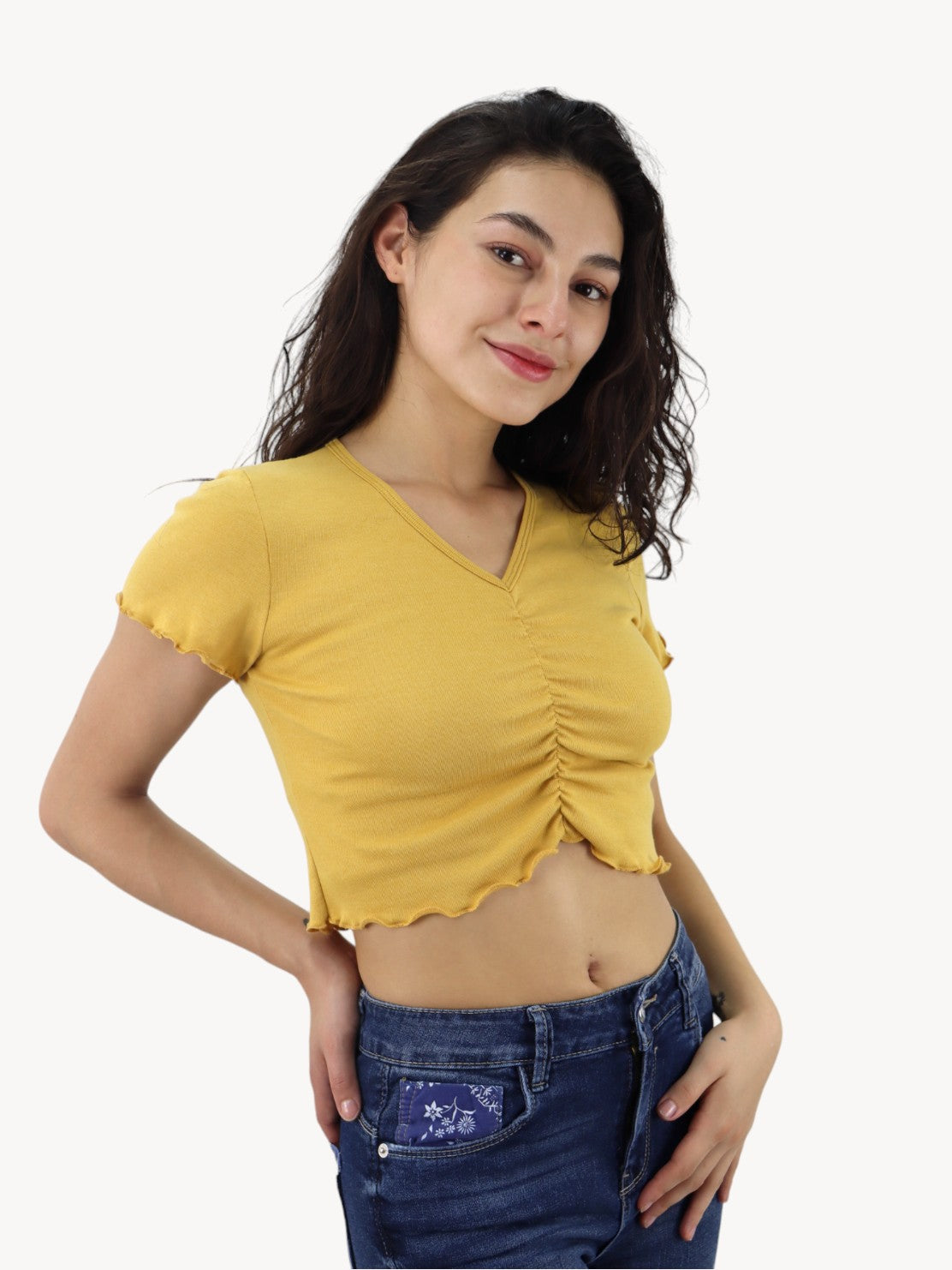 Playera fruncida de color amarillo mostaza
