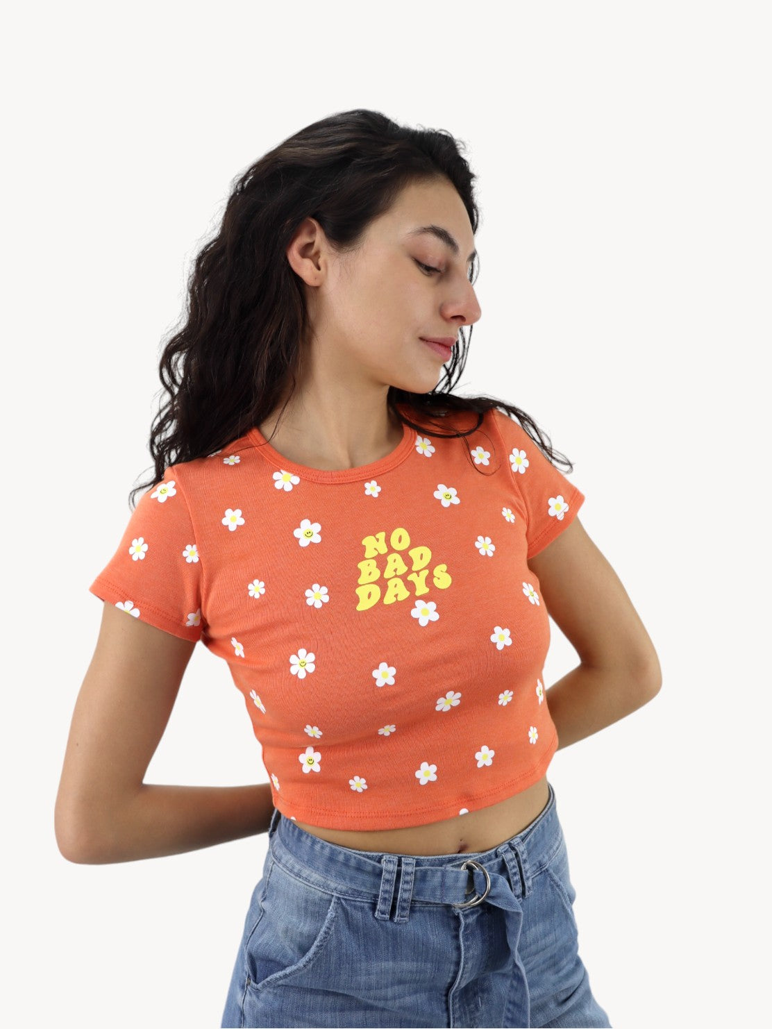 Playera manga corta de color naranja con print floral
