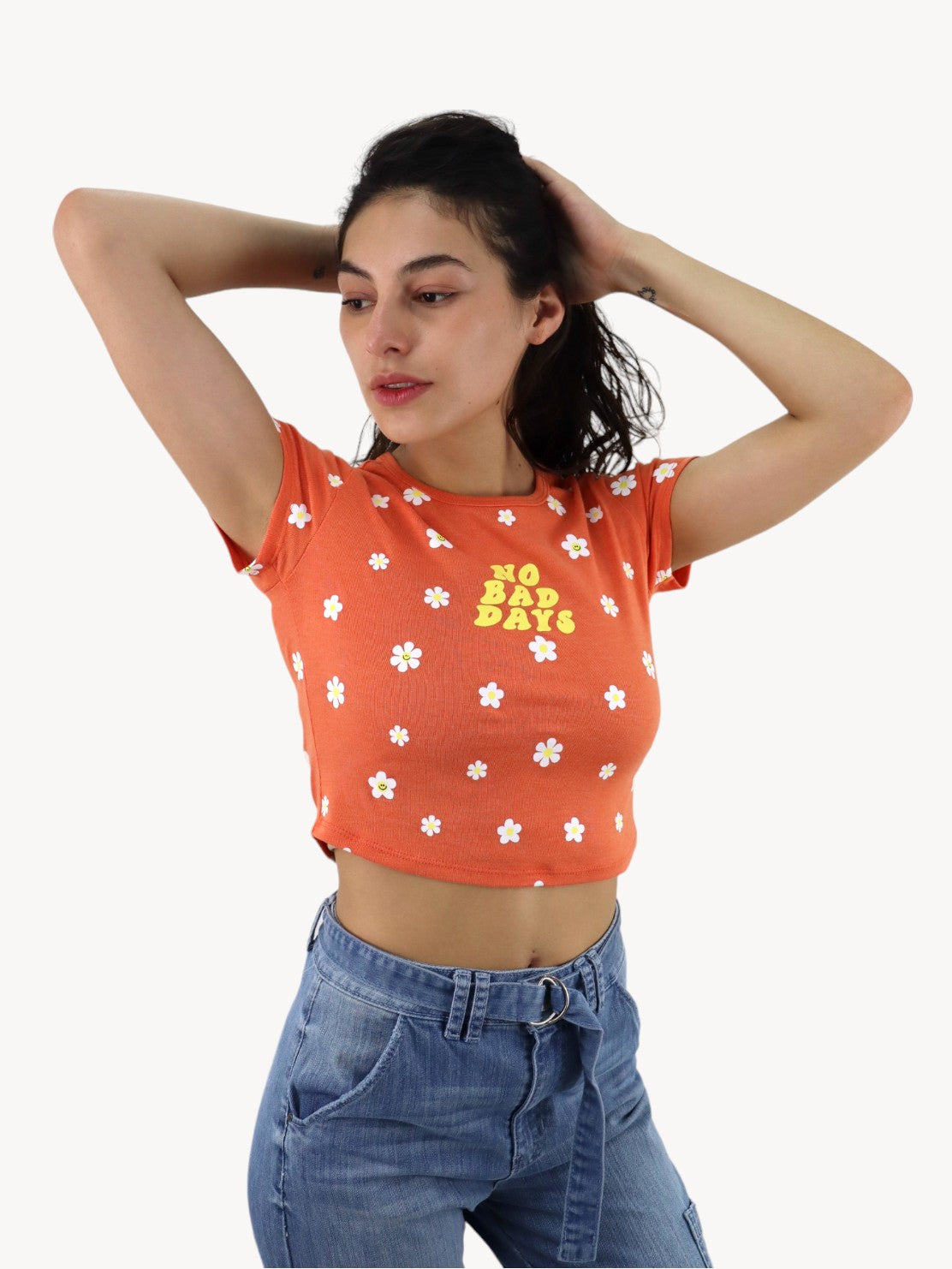 Playera manga corta de color naranja con print floral