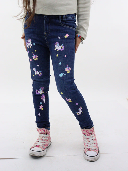 Jeans skinny de color azul oscuro con print de unicornios