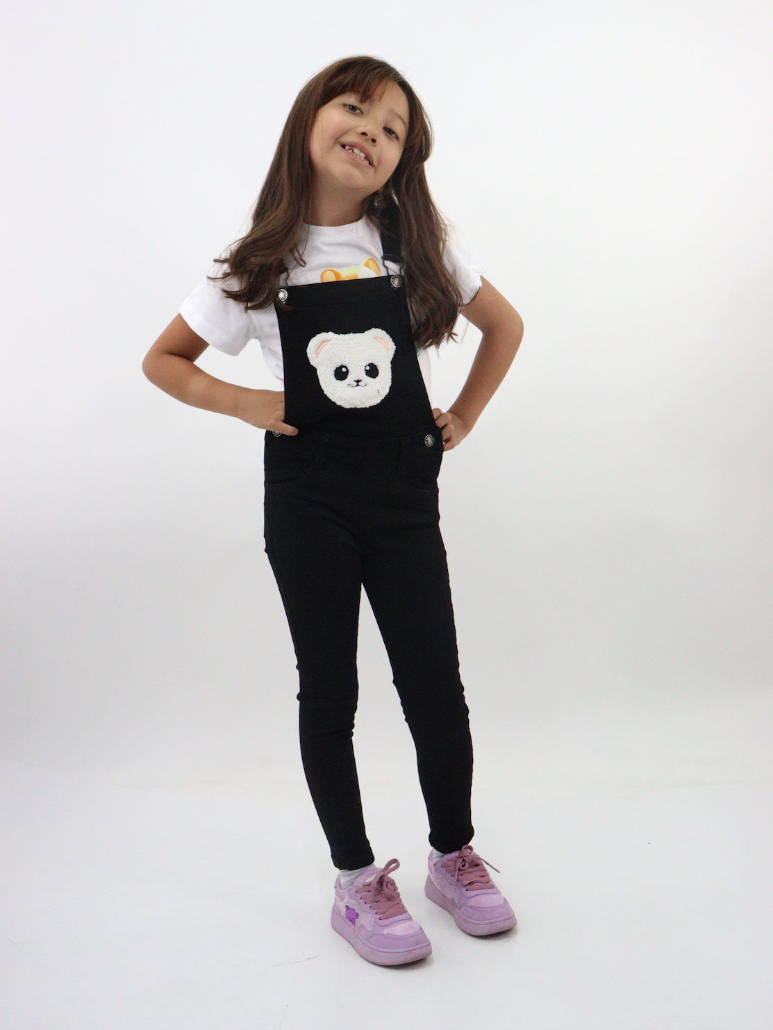 Overol denim de color negro con oso decorativo