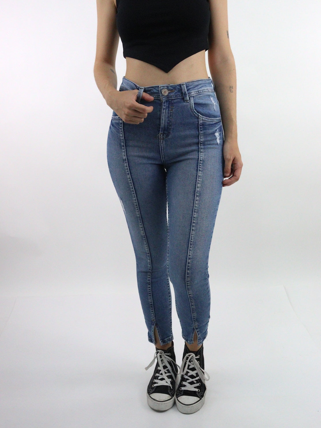 Jeans skinny de color azul medio con destrucción