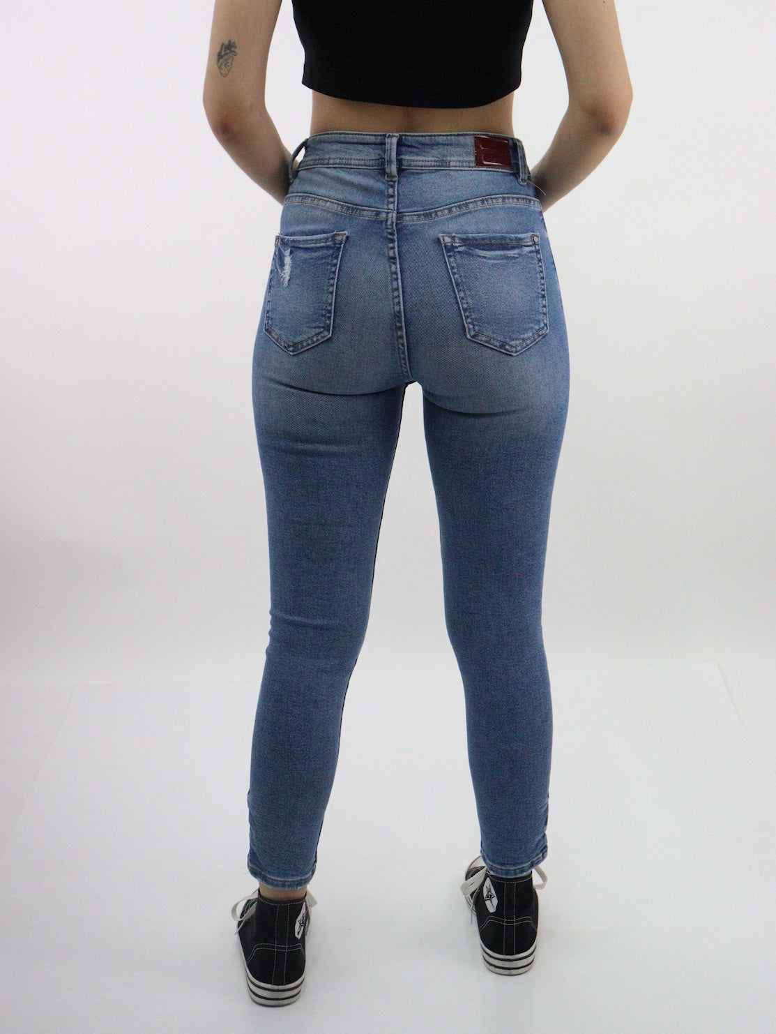 Jeans skinny de color azul medio con destrucción