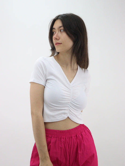 Crop corrugado de color blanco con cuello V (NUEVA COLECCIÓN)