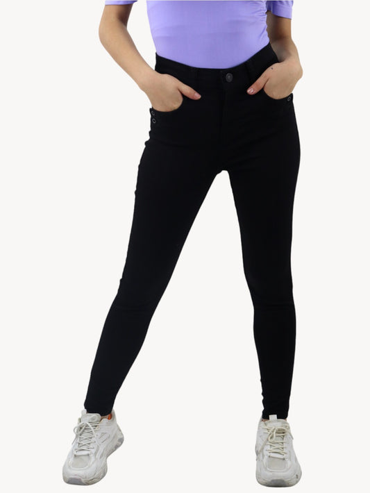 Jeans skinny tiro alto de color negro