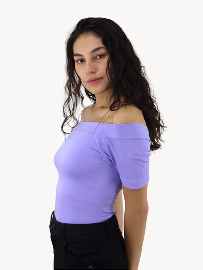 Playera de hombro caído de color azul