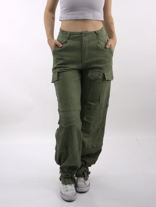 Pantalón cargo de color verde militar