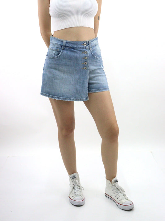 Short falda de color azul claro