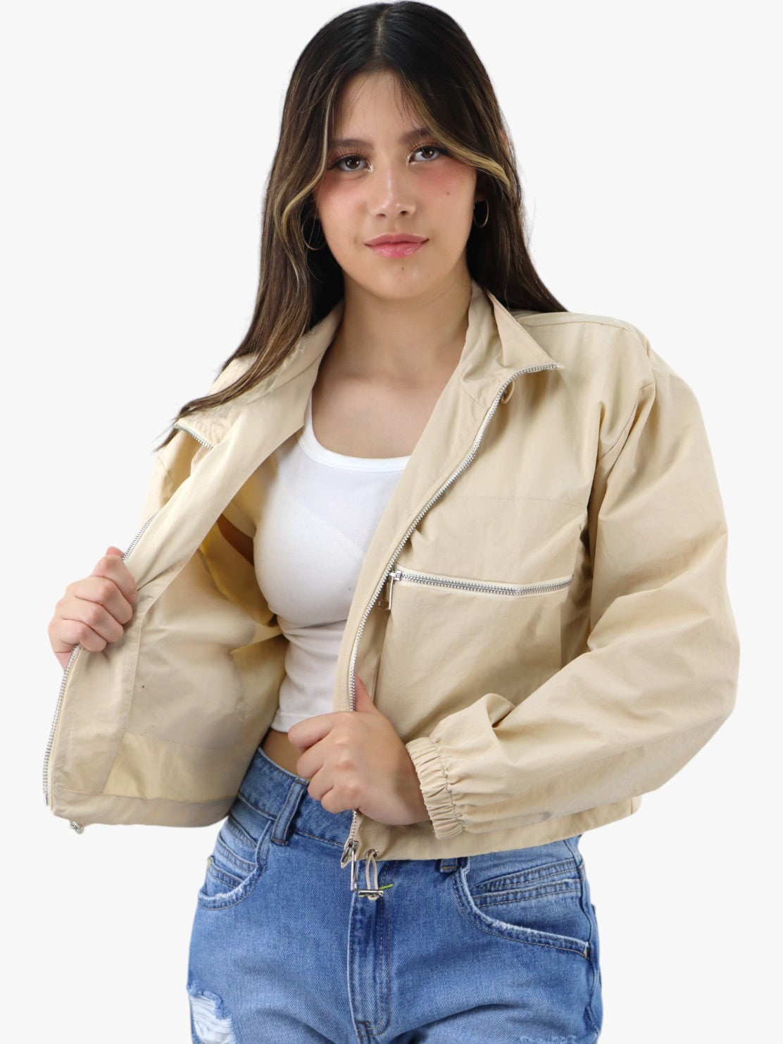 Chamarra rompevientos de color beige