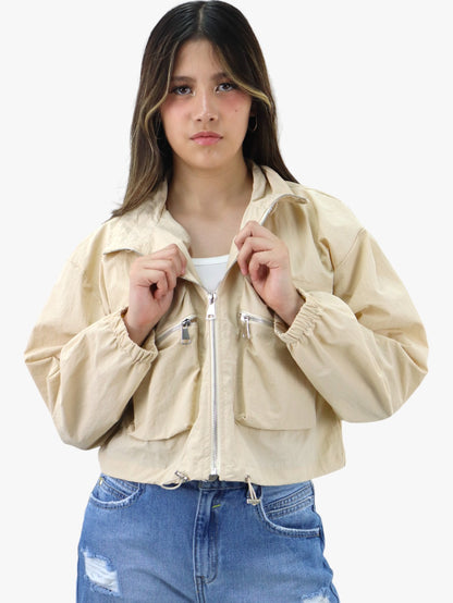 Chamarra rompevientos de color beige