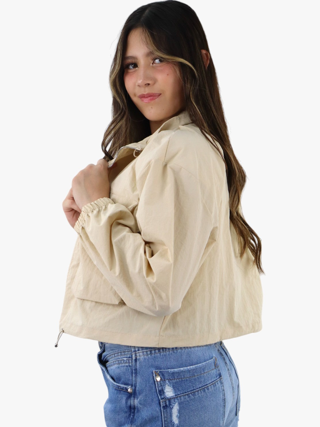 Chamarra rompevientos de color beige
