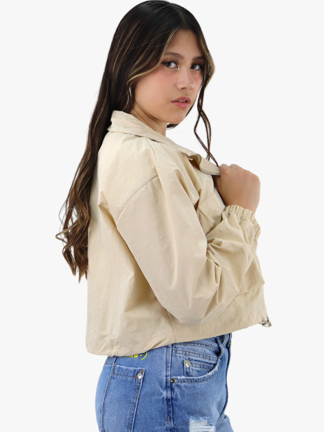 Chamarra rompevientos de color beige
