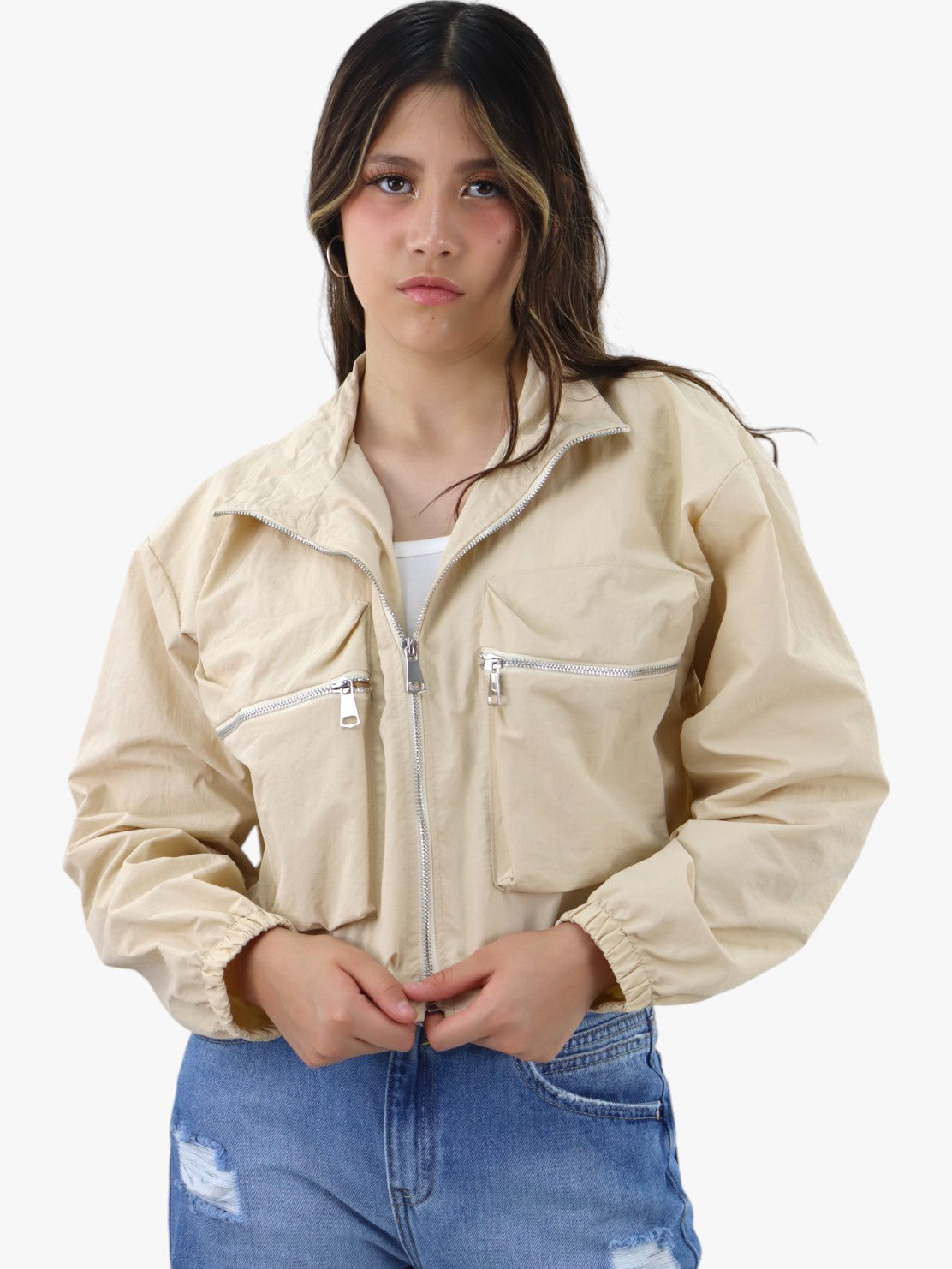 Chamarra rompevientos de color beige
