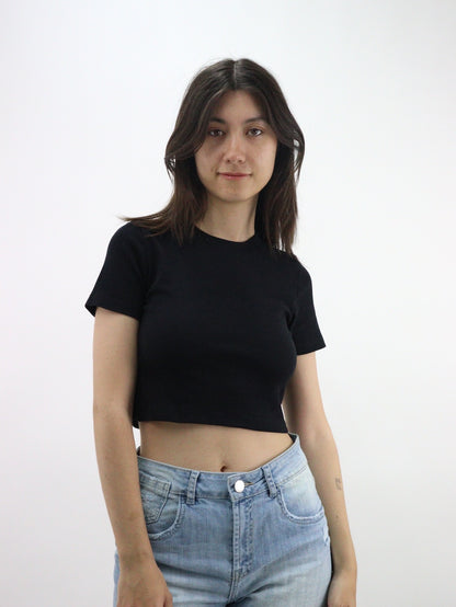 Playera crop básica manga corta de color negro