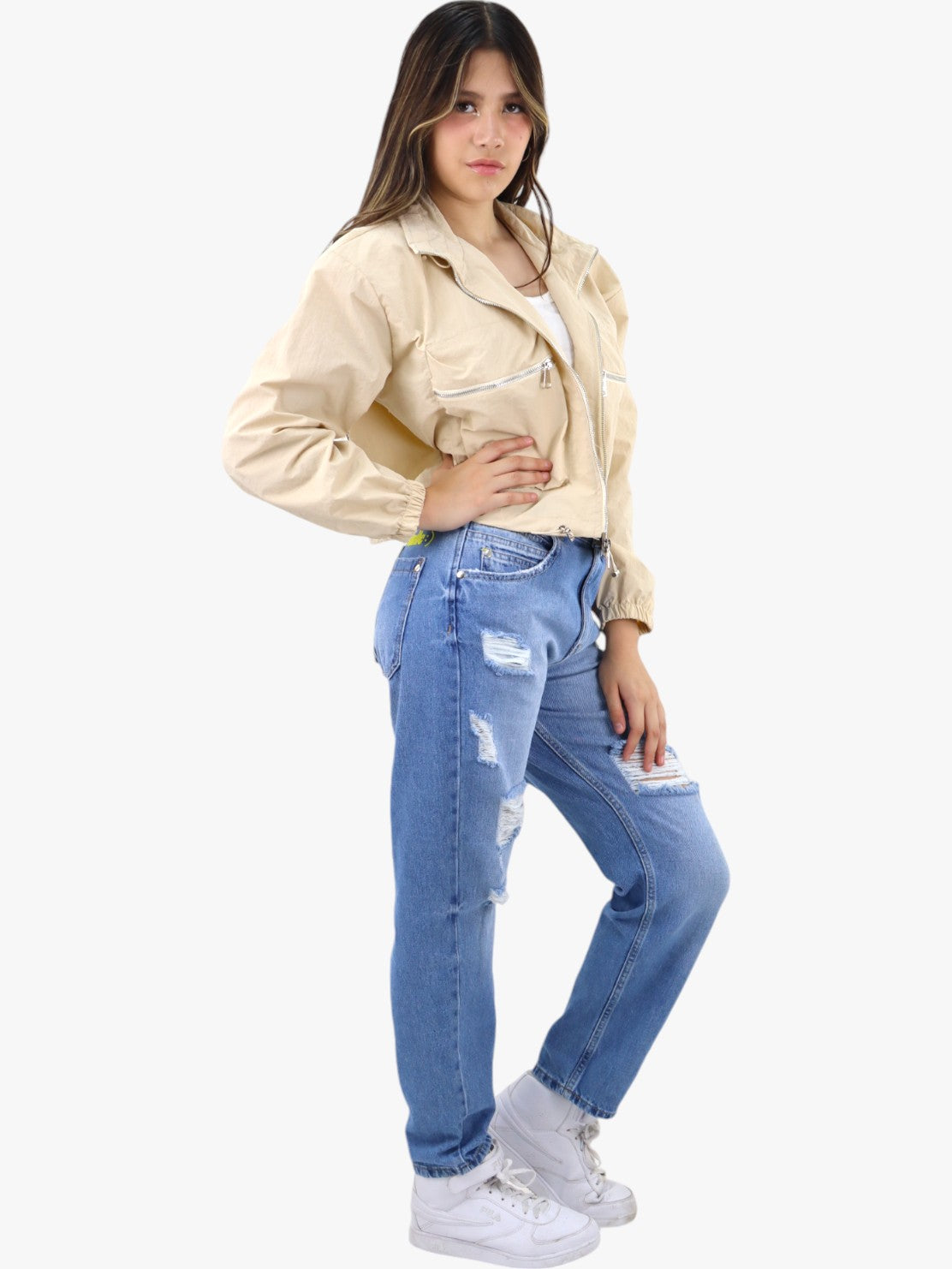Chamarra rompevientos de color beige