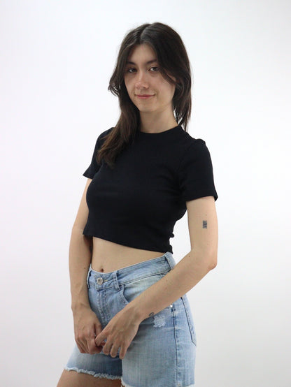 Playera crop básica manga corta de color negro